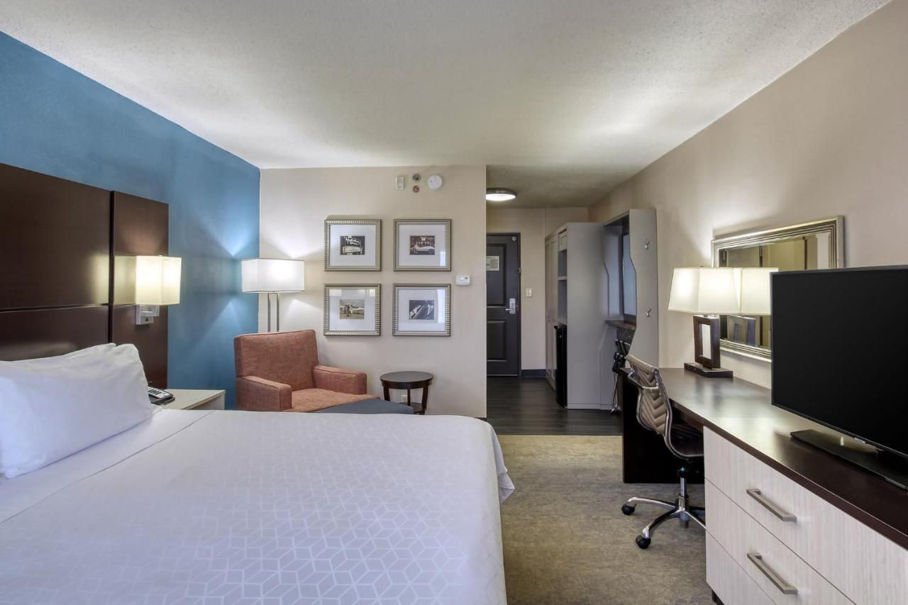 Standard King Room with Roll-In Shower - Communications Access